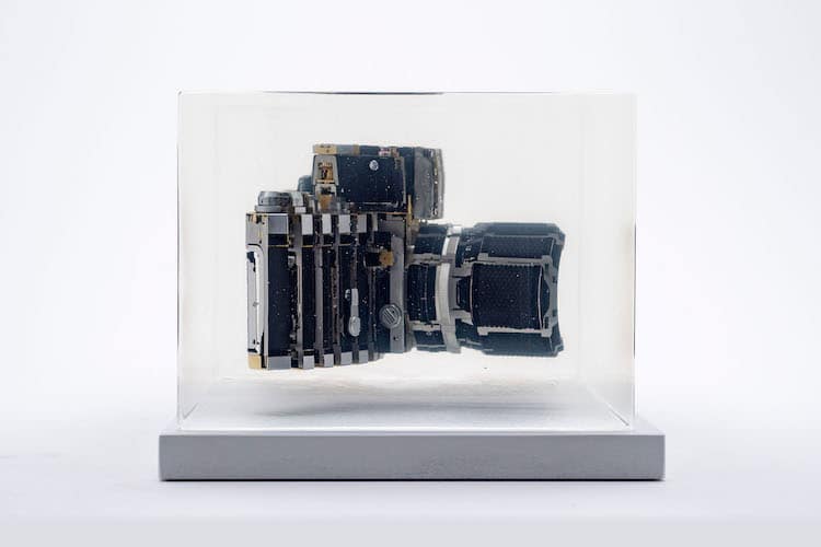 Escultura de cámara fotográfica por dentro por Fabian Oefner