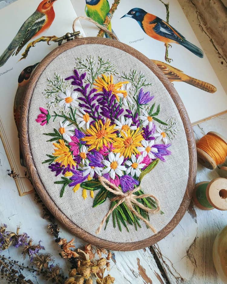 flores bordadas por Nadia Garutt