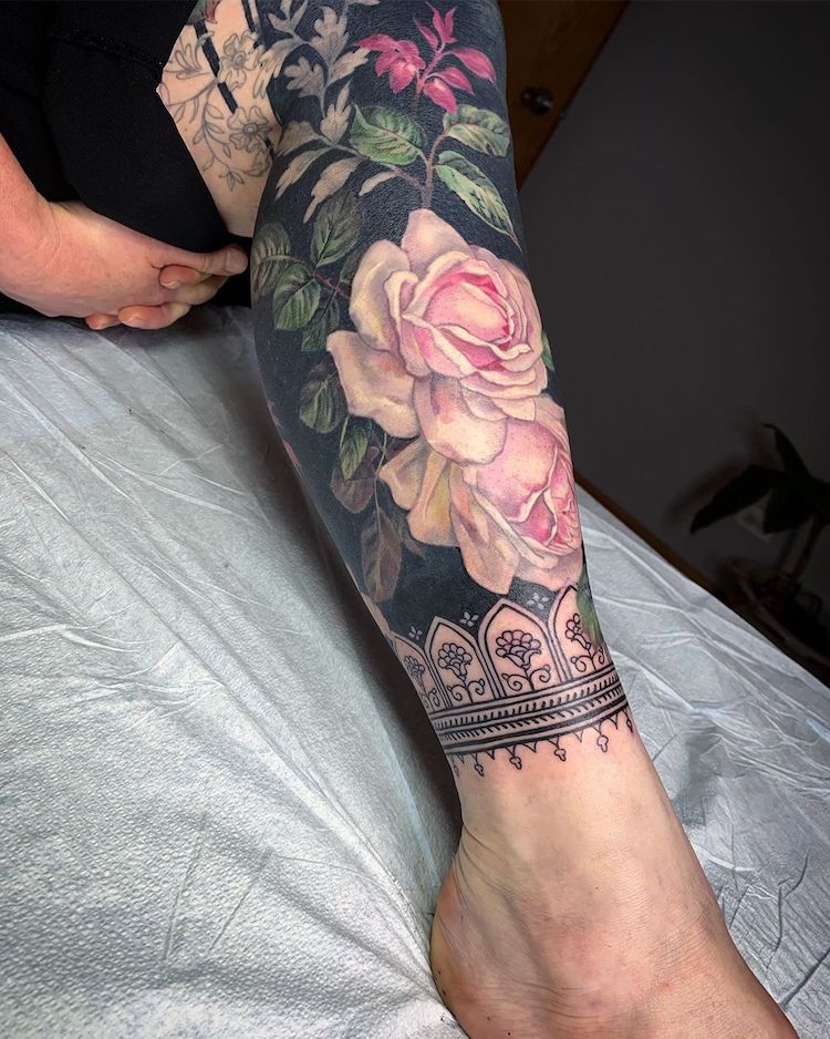 Tatuadora usa tinta negra y flores coloridas para cubrir tatuajes antiguos