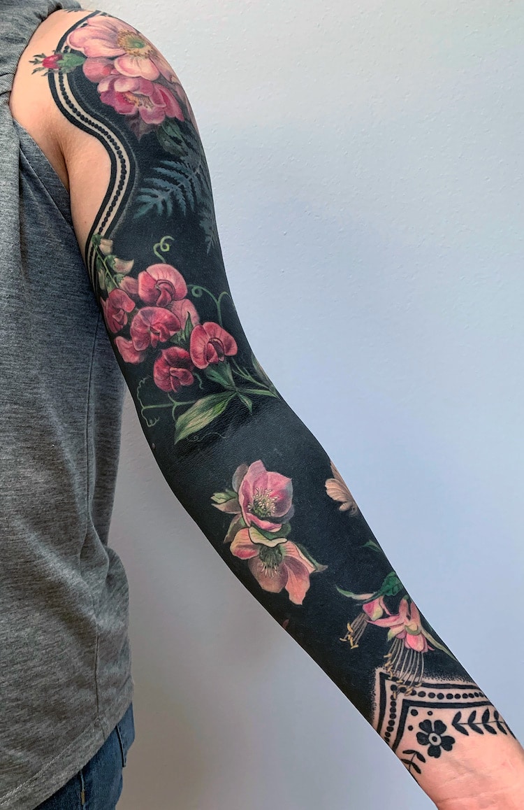 Tatuajes florales sobre negro por Esther Garcia