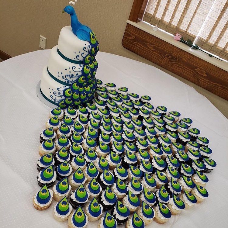 Pastel de boda en forma de pavo real