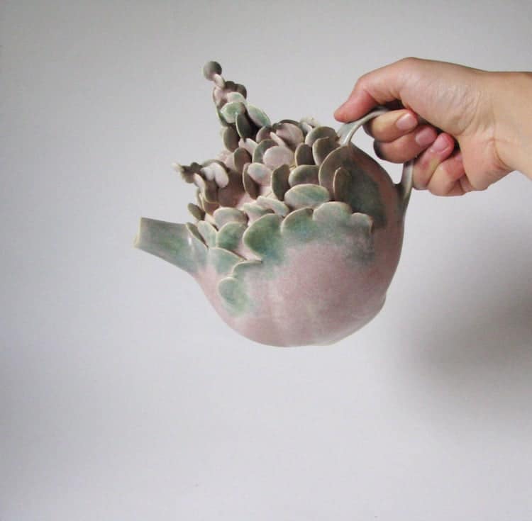 Vasi di ceramica squisitamente modellati per imitare le forme naturali di Yumiko Goto