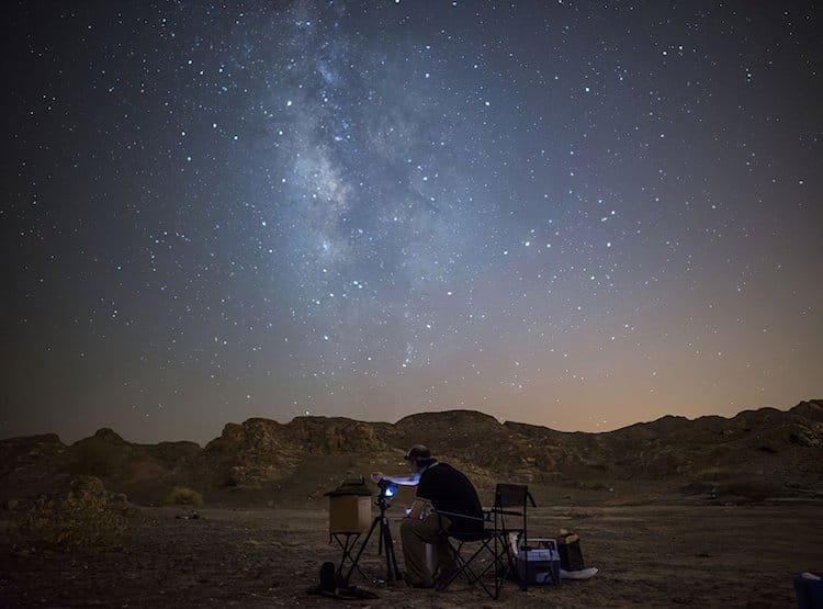 paisaje de cielo estrellado con la vía láctea / perspectiva forzada