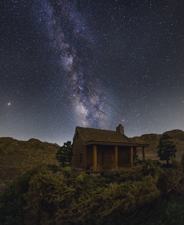 paisaje de cielo estrellado con la vía láctea / perspectiva forzada