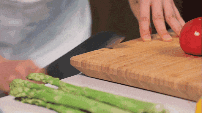 https://mymodernmet.com/wp/wp-content/uploads/2019/09/smart-cutting-board-chopbox-the-yes-company-9.gif