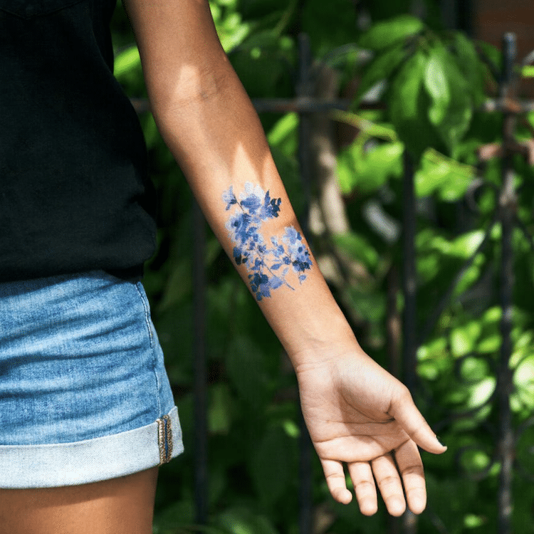 Set de tatuajes de flores azules