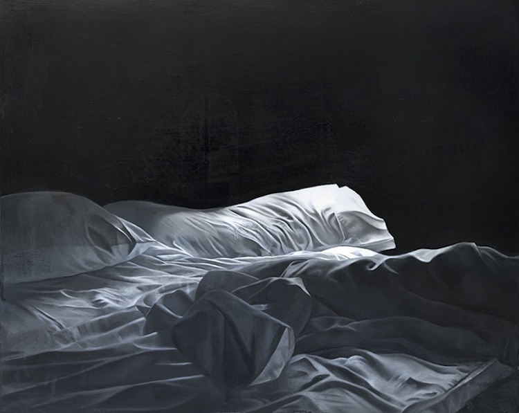 Pinturas al óleo de camas sin hacer por Stephanie Serpick