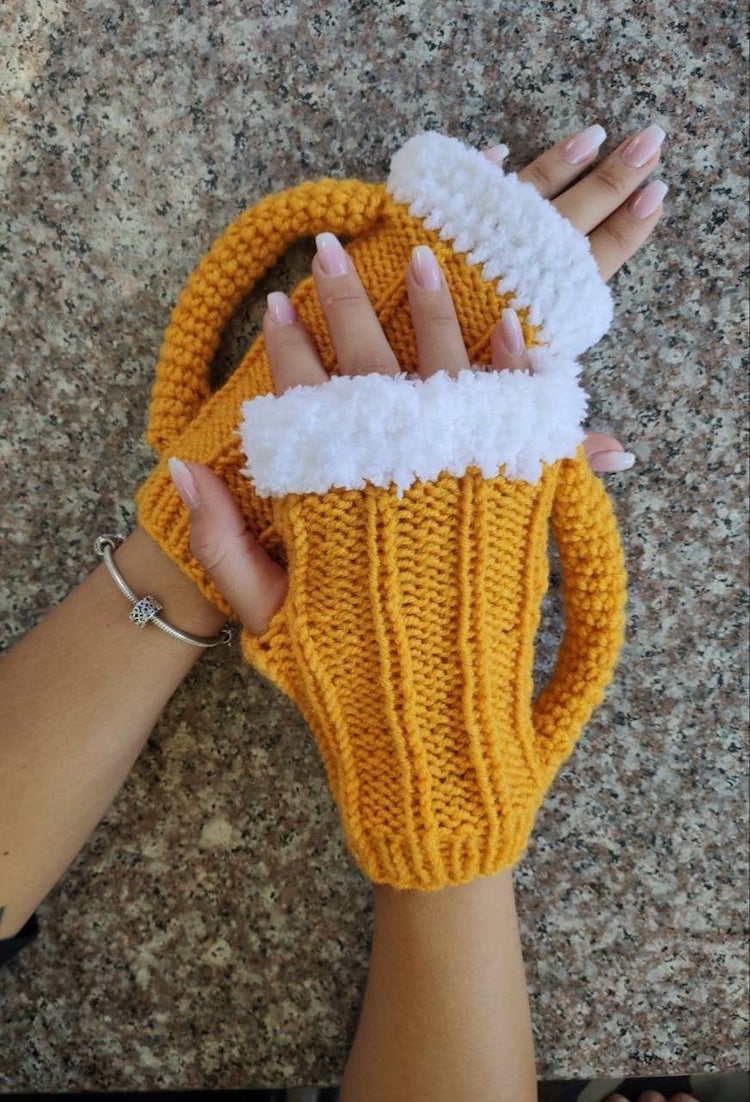 Guantes con forma de jarra de cerveza por Vicky Djokic