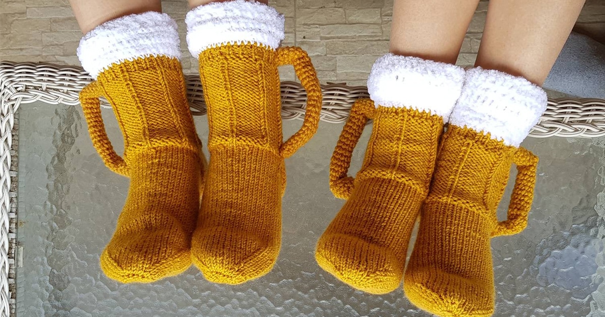 Estos calcetines tejidos a mano lucen como dos tarros de cerveza
