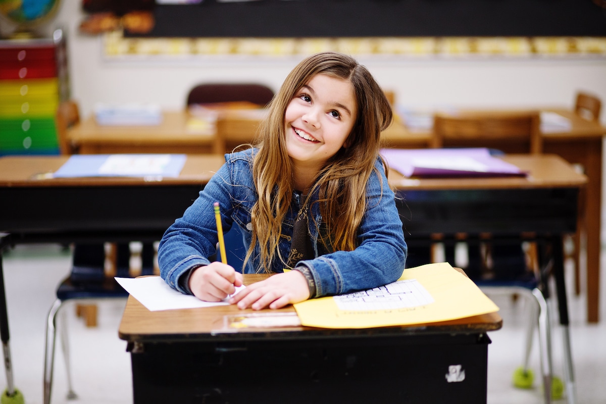 Niña sentada en su escritorio