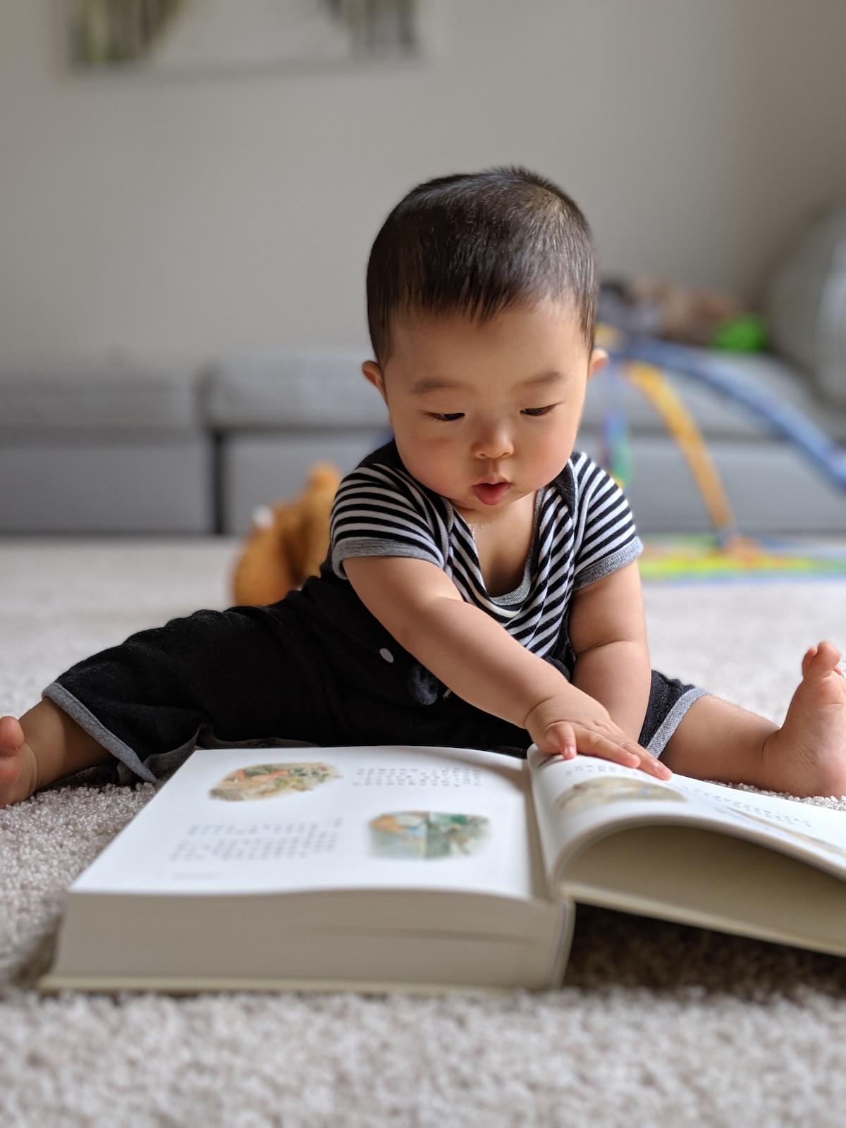 Bebé viendo un libro