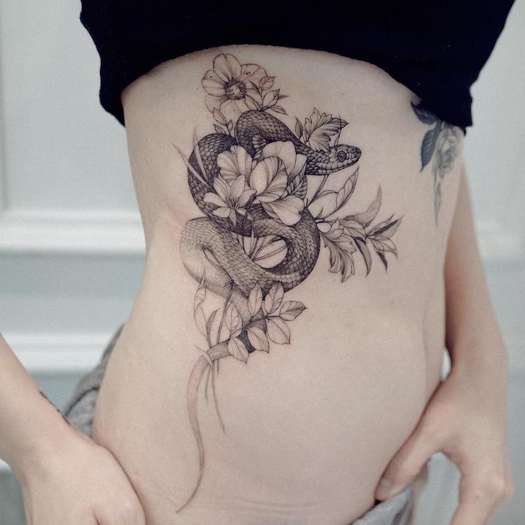 tatuajes de flores y serpientes