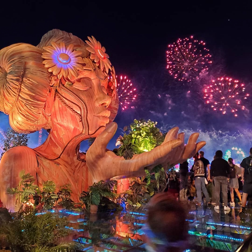 Giant Figurative Sculptures Bring Peace and Love to Music Festivals