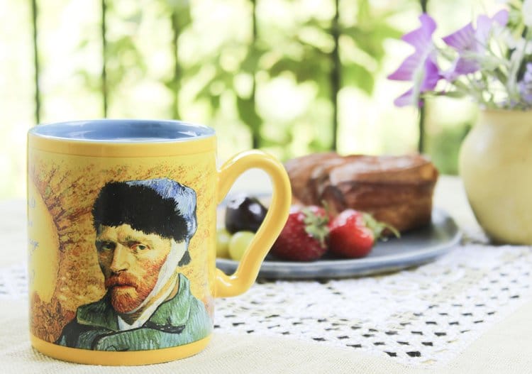 https://mymodernmet.com/wp/wp-content/uploads/2019/10/van-gogh-disappearing-ear-mug-unemployed-philosophers-guild-3.jpg