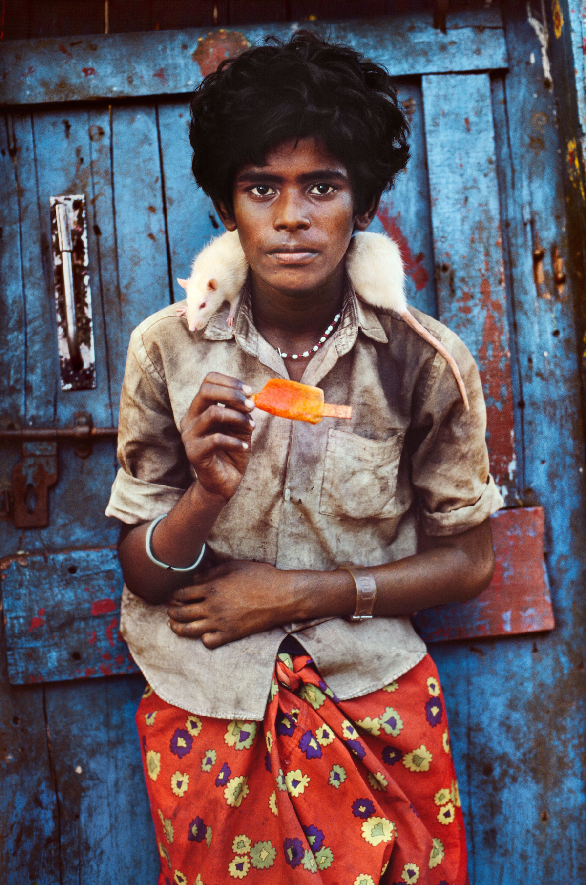 Garçon avec son rat de compagnie aux Galapagos par Steve McCurry
