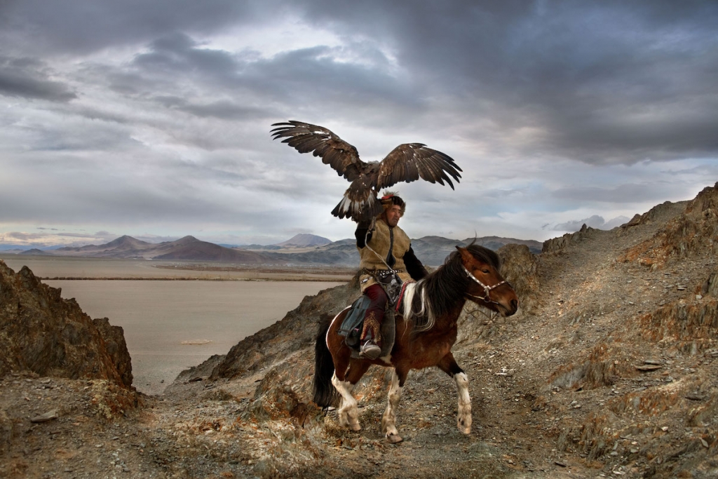 Homme avec son faucon en Mongolie par Steve McCurry