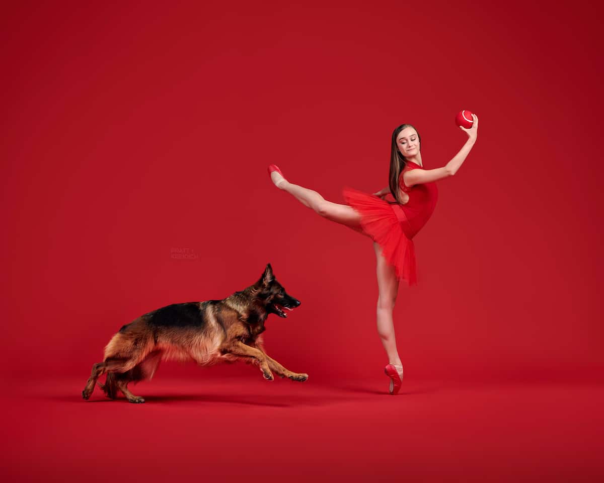 Foto de bailarina de ballet y perro