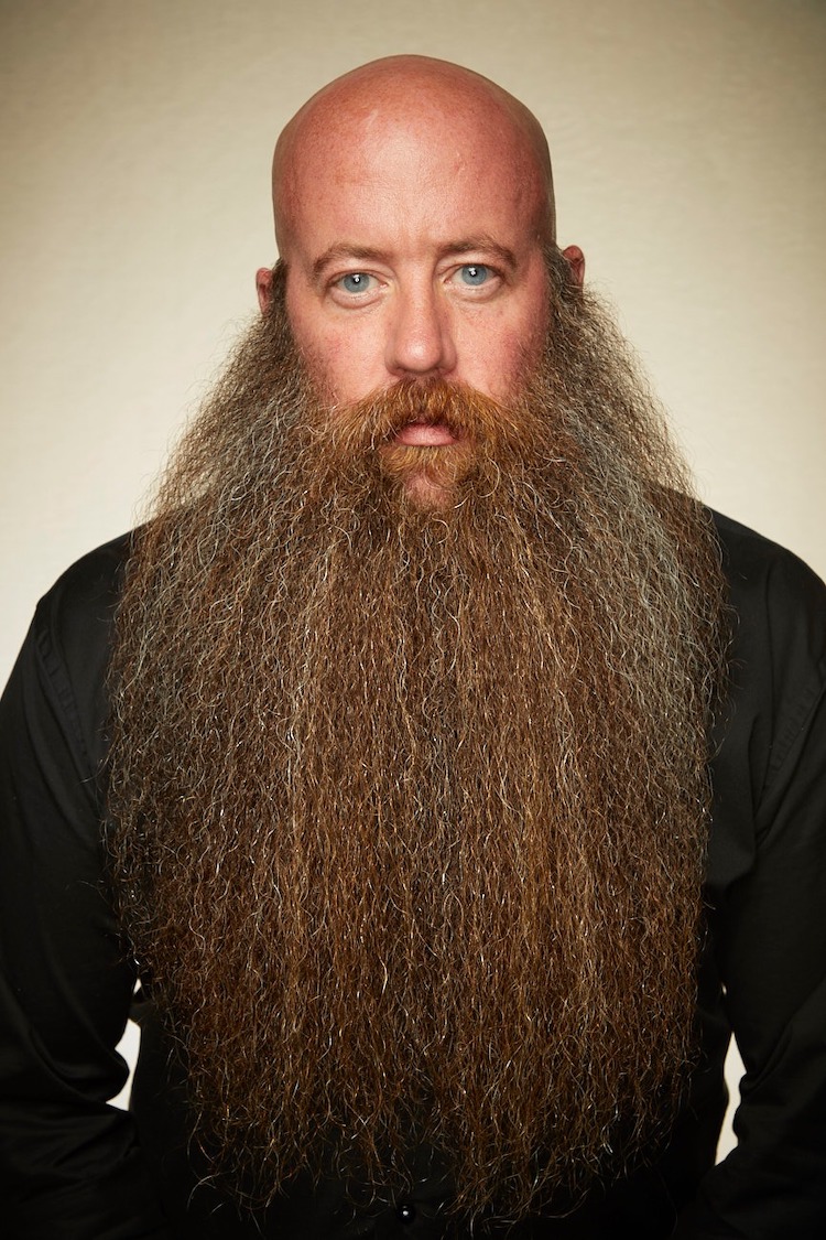 Hombre con barba larga
