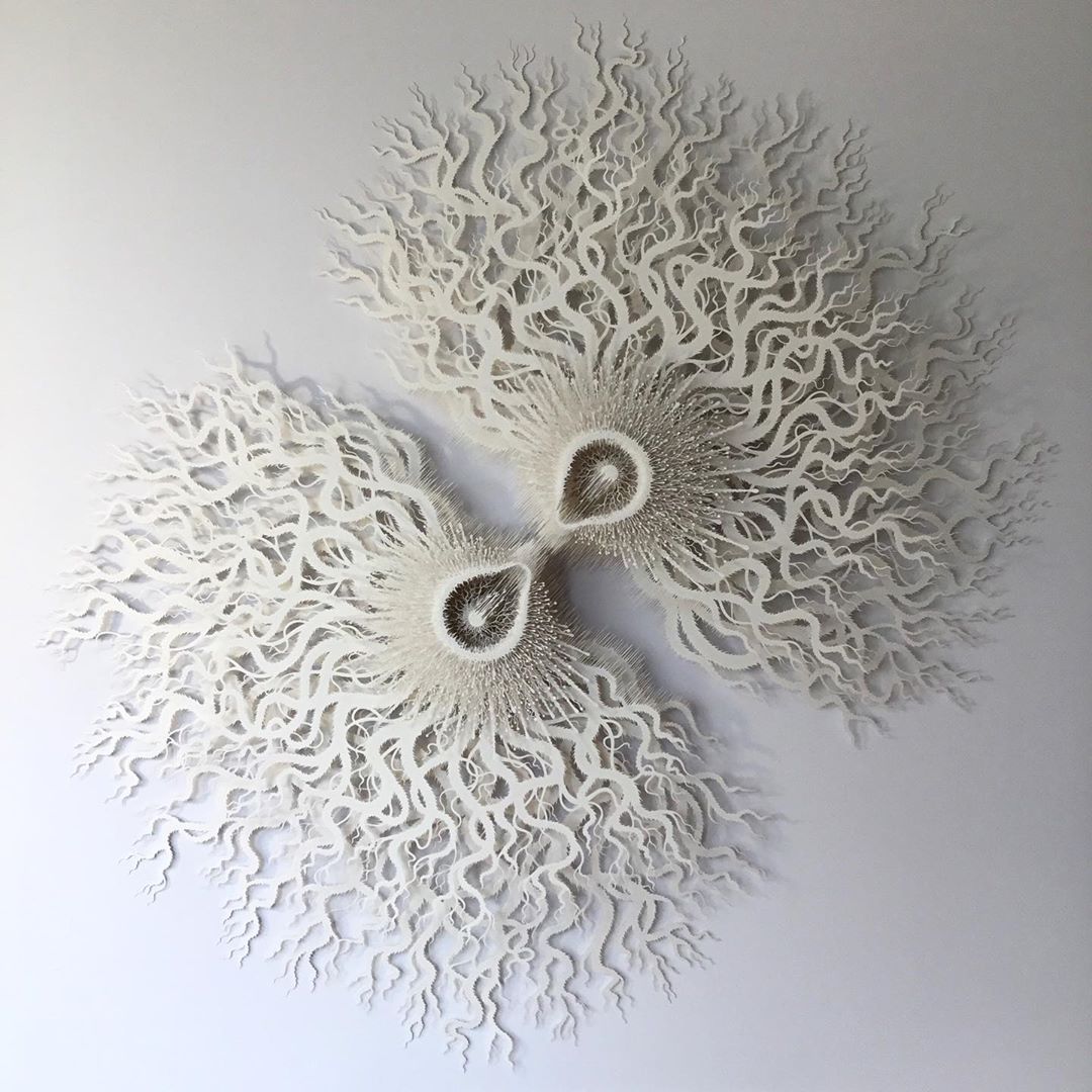 esculturas de papel por Rogan Brown