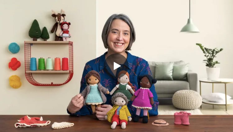 mujer sostiene muñecos en tutorial de amigurumi