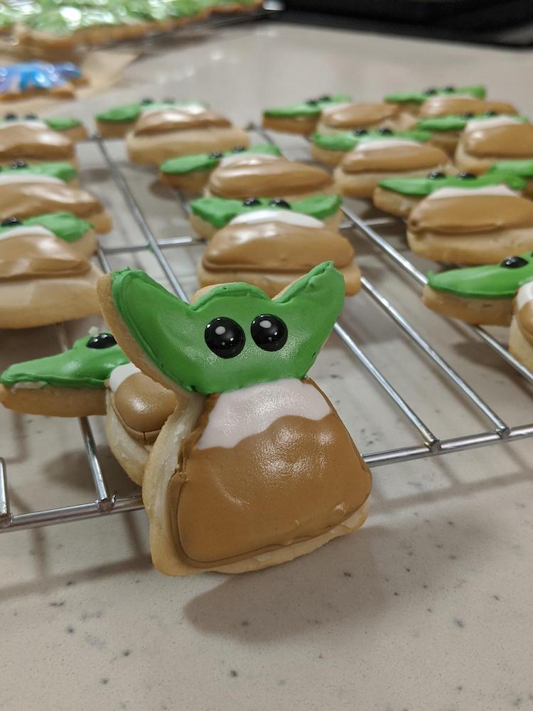 Truco para hacer galletas navideñas de Baby Yoda