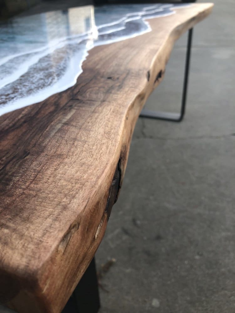 mesa de madera y resina