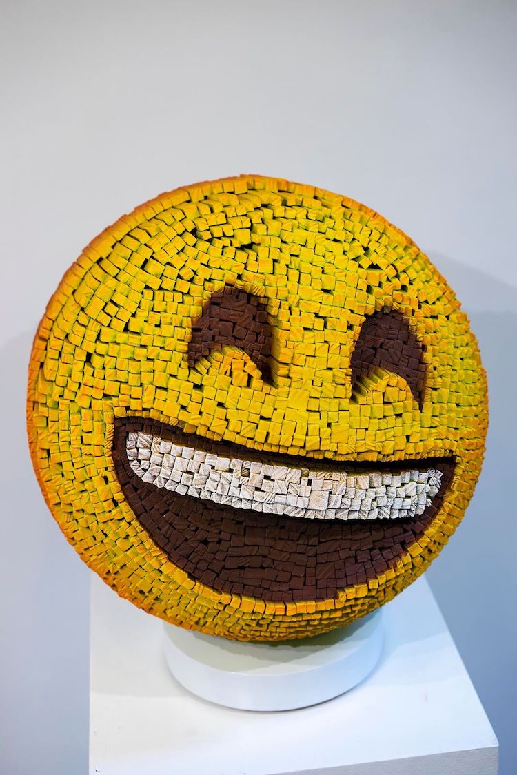 esculturas de emojis