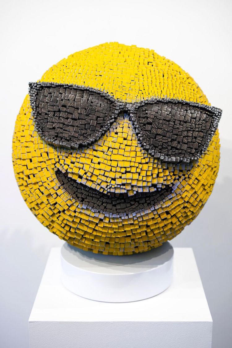 escultura de emoji