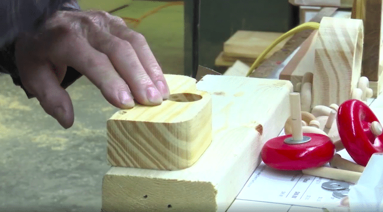 Artesano Jim Annis hace juguetes de madera