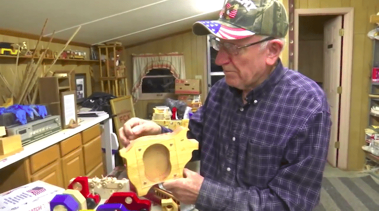 Carpintero Jim Annis hace juguetes de madera