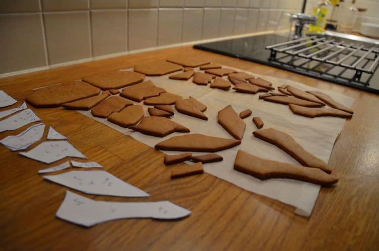 Escultura con galletas de jengibre por Caroline Eriksson