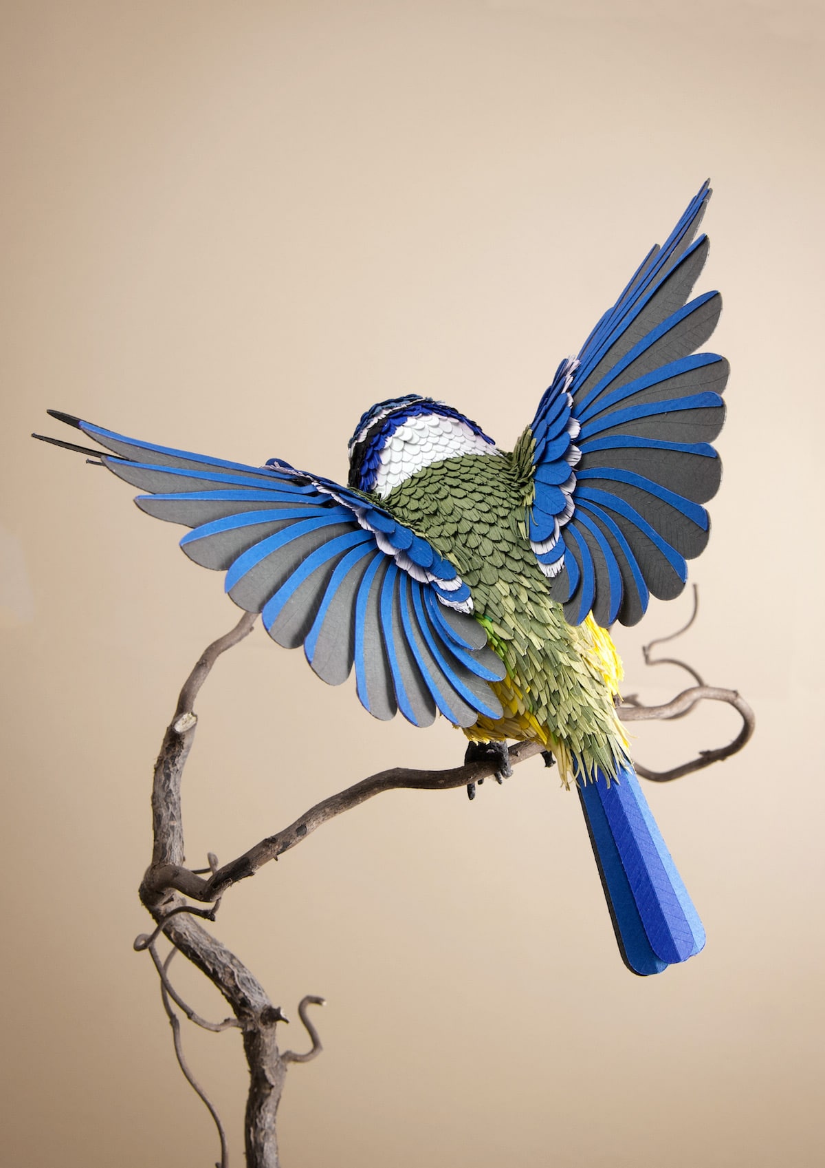 escultura de pajaro de papel