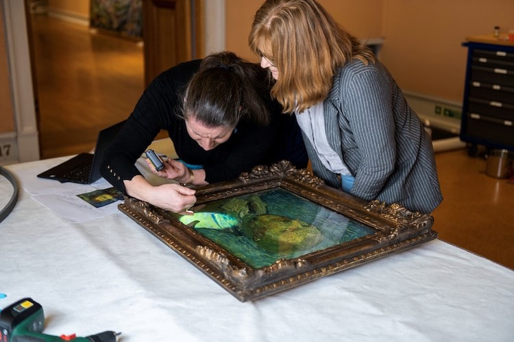 Investigadoras examinando 'Autorretrato (1889)' de Vincent Van Gogh