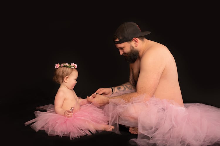 Fotógrafa hace una sesión de fotos de padre e hija usando tutús rosas