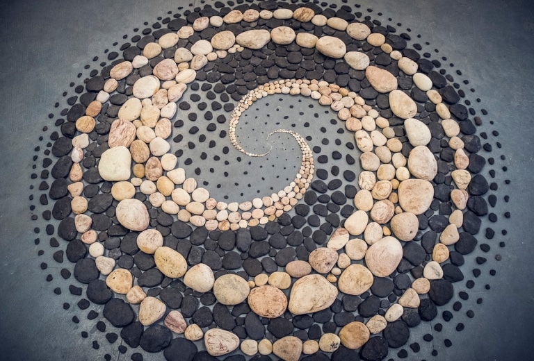 Artista de 'land art' crea hermosas obras de arte con piedras en la playa