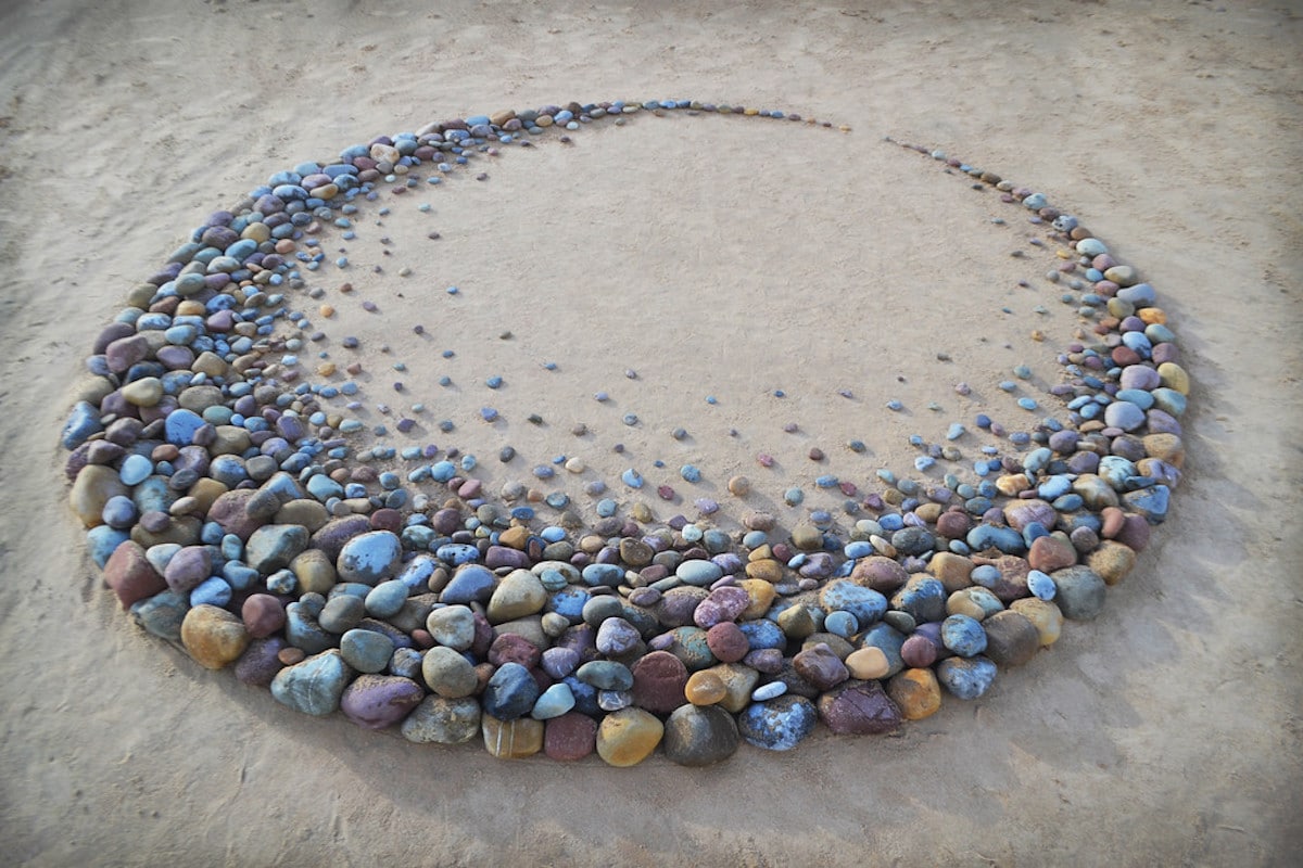 Land Artist Creates Ephemeral Stone Art on the Shores of the U.K.