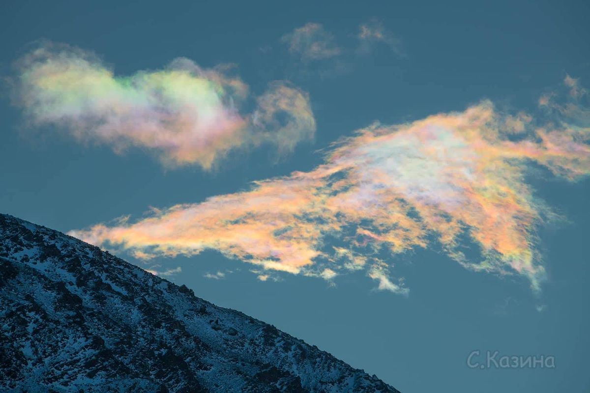nubes de colores en el monte beluja de siberia