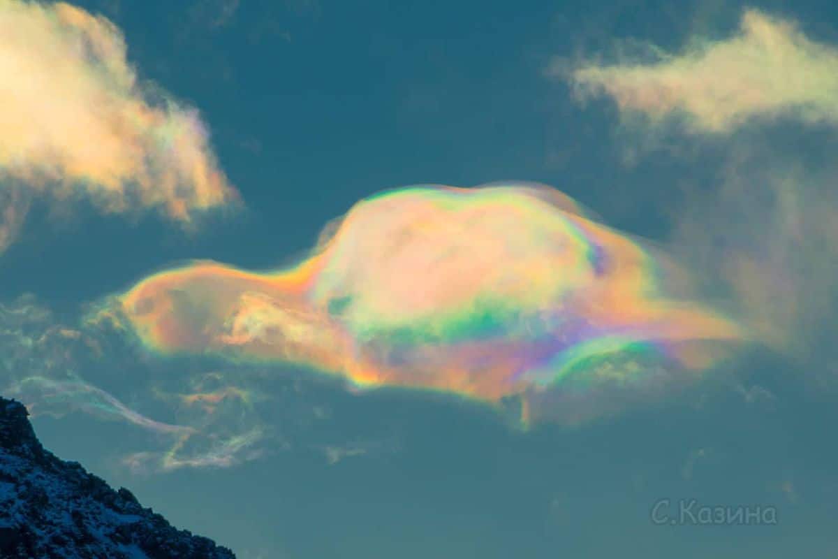 nubes arcoiris en el monte beluja de siberia