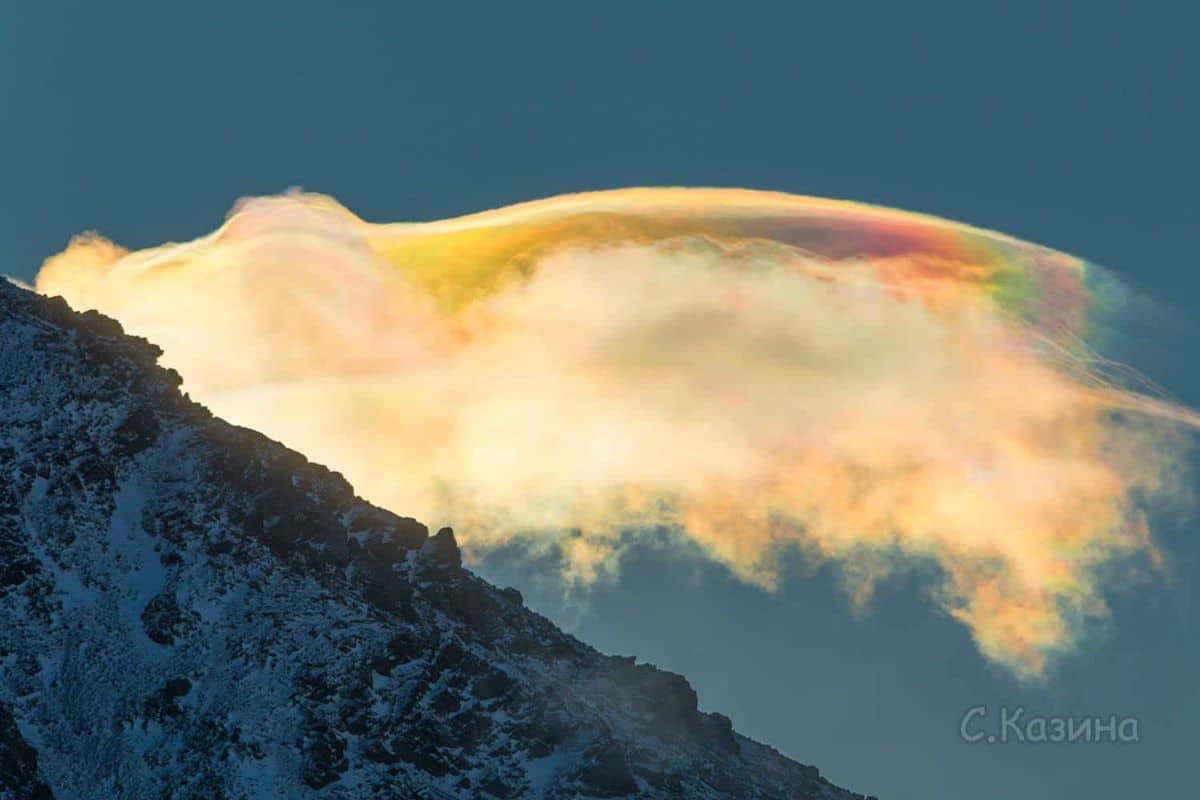 nubes arcoiris en el monte beluja de siberia