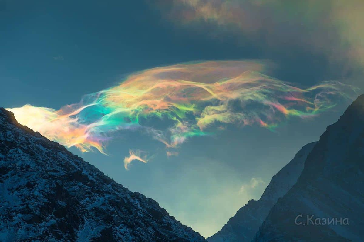 nubes iridiscentes en el monte beluja de siberia