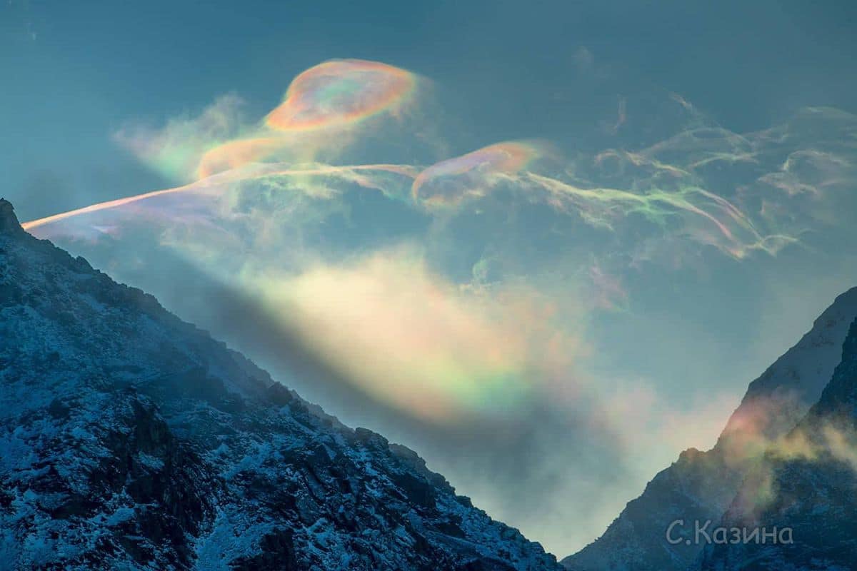 nubes iridiscentes en el monte beluja de siberia