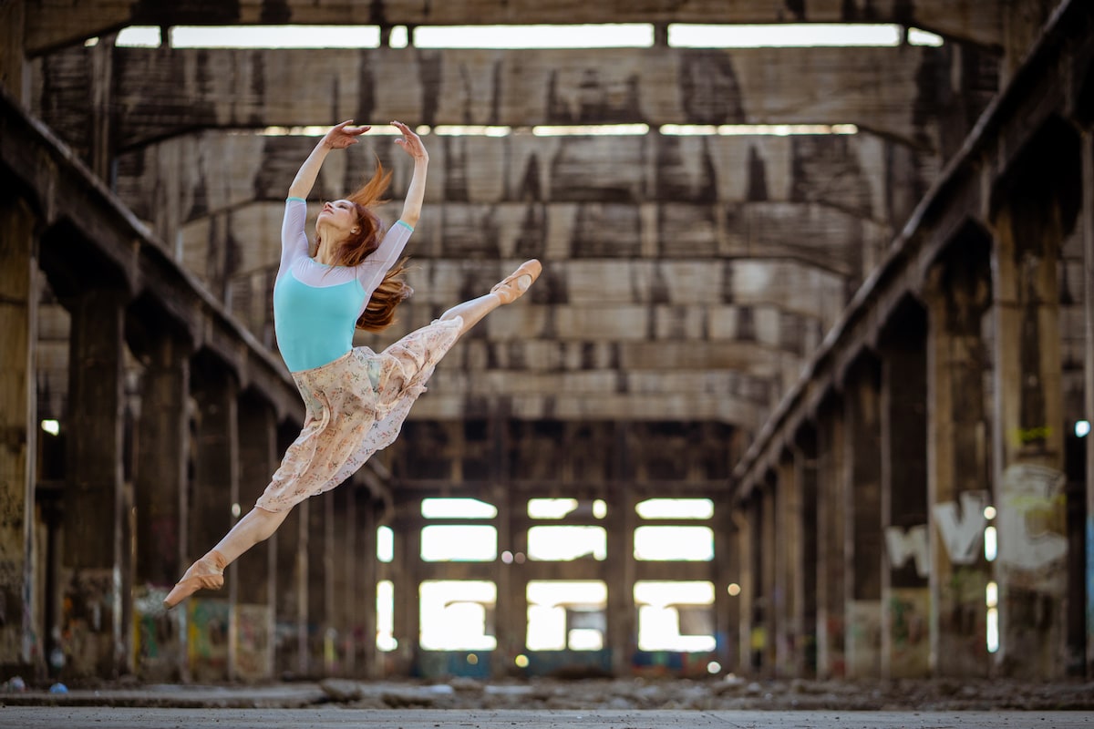 Bailarina de ballet en edificio abandonado