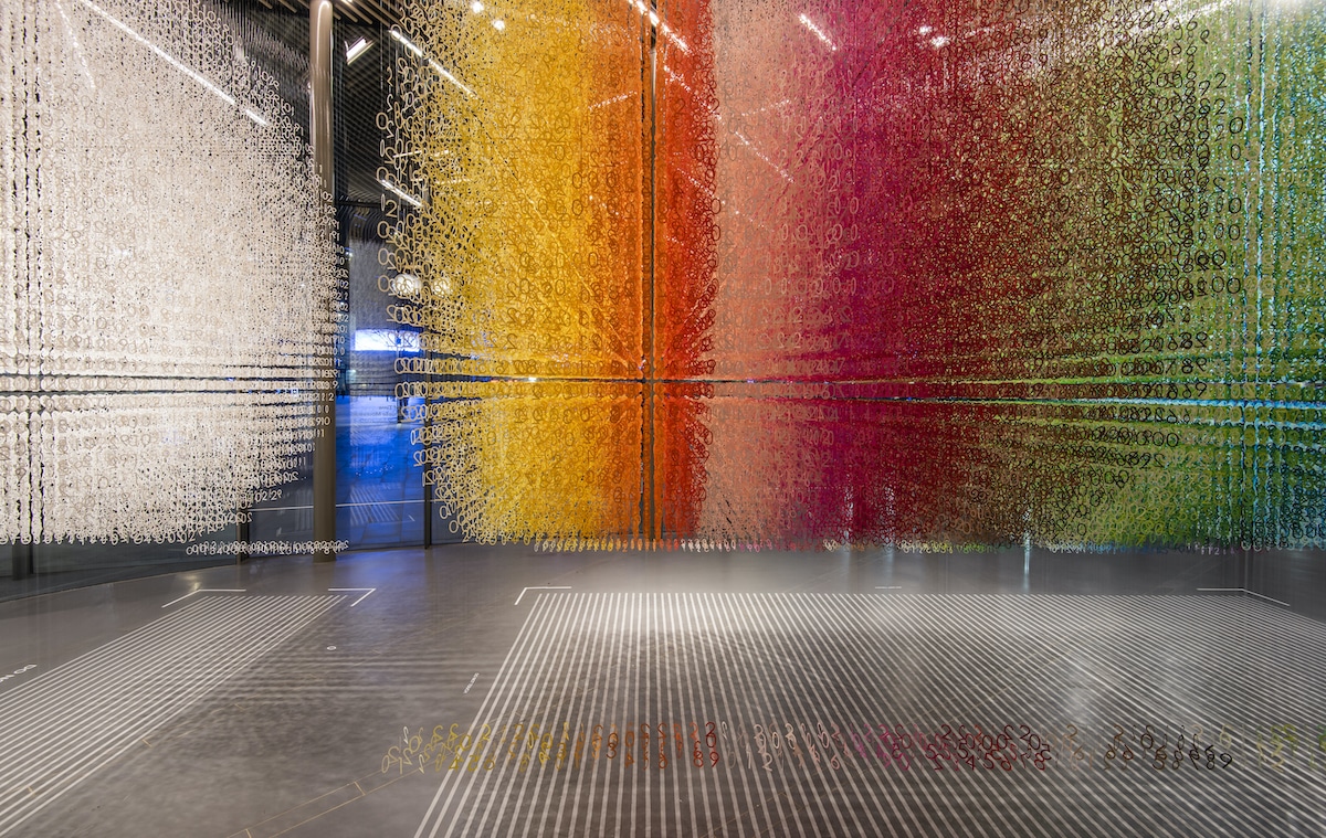instalacion con papel de colores por Emmanuelle Moureaux