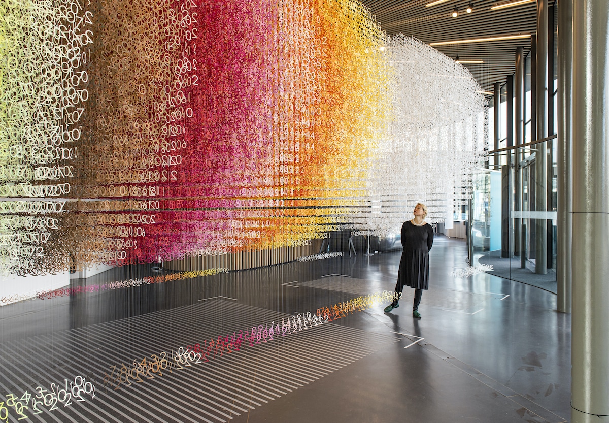 instalacion con papel de colores por Emmanuelle Moureaux