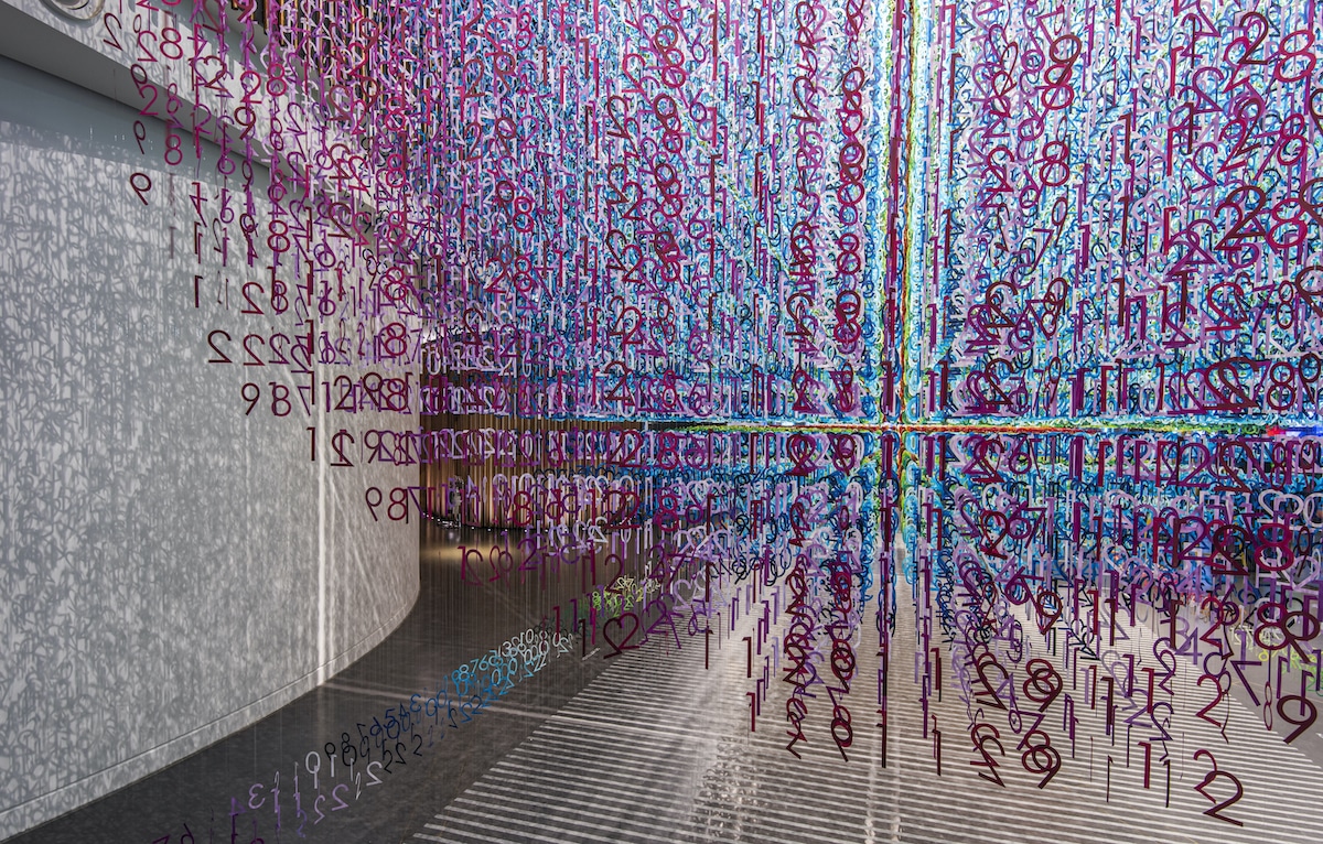 instalacion con papel de colores por Emmanuelle Moureaux