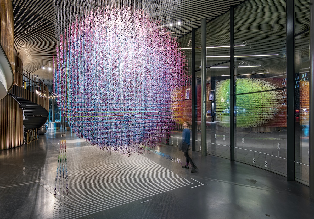 instalacion con papel de colores por Emmanuelle Moureaux