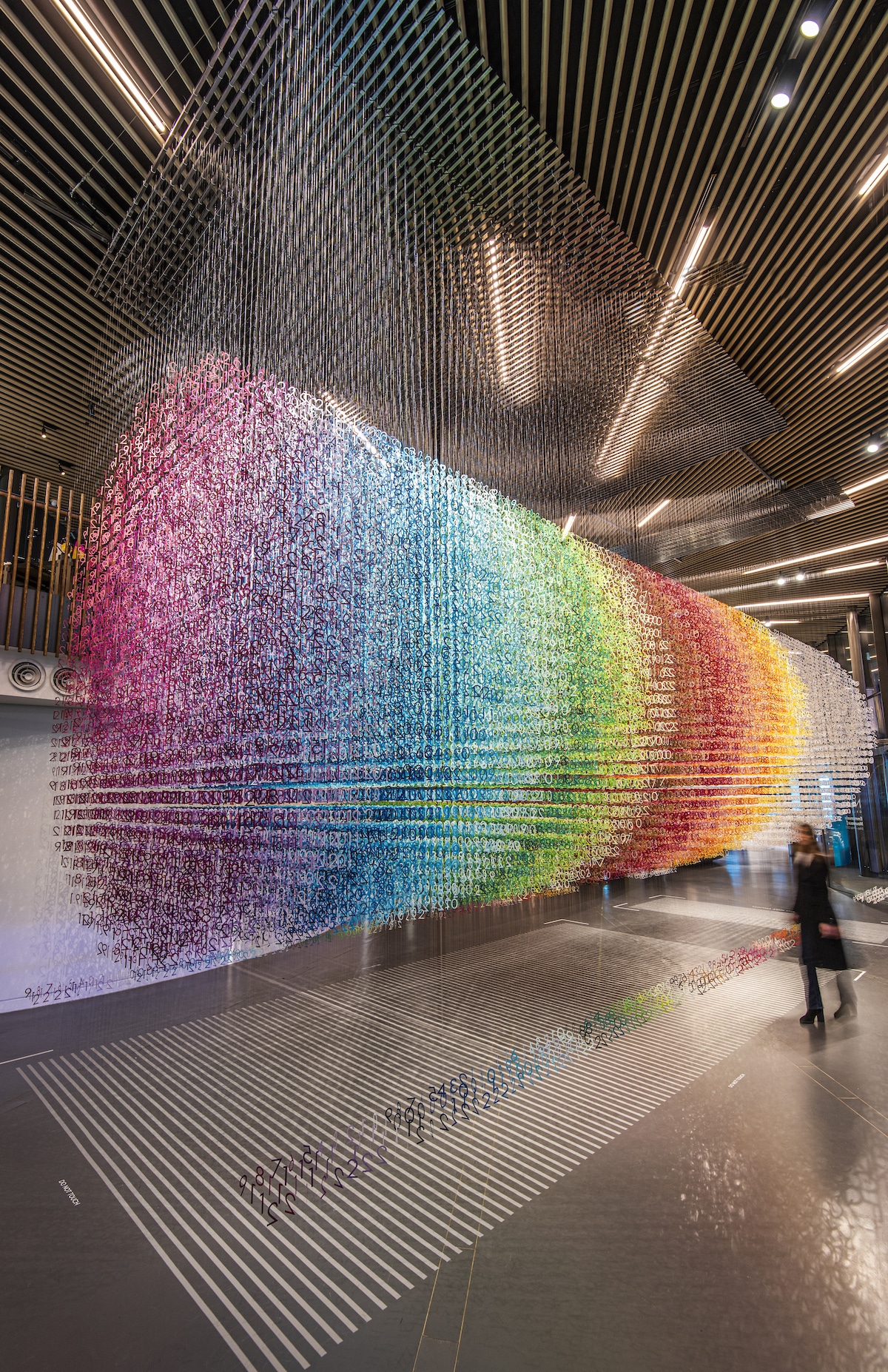 instalacion con papel de colores por Emmanuelle Moureaux