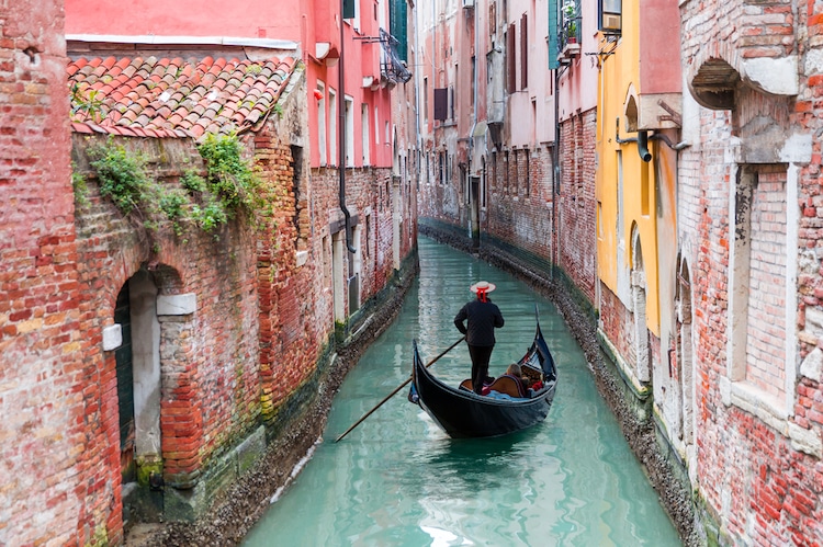 Canales de Venecia cristalinos durante el coronavirus