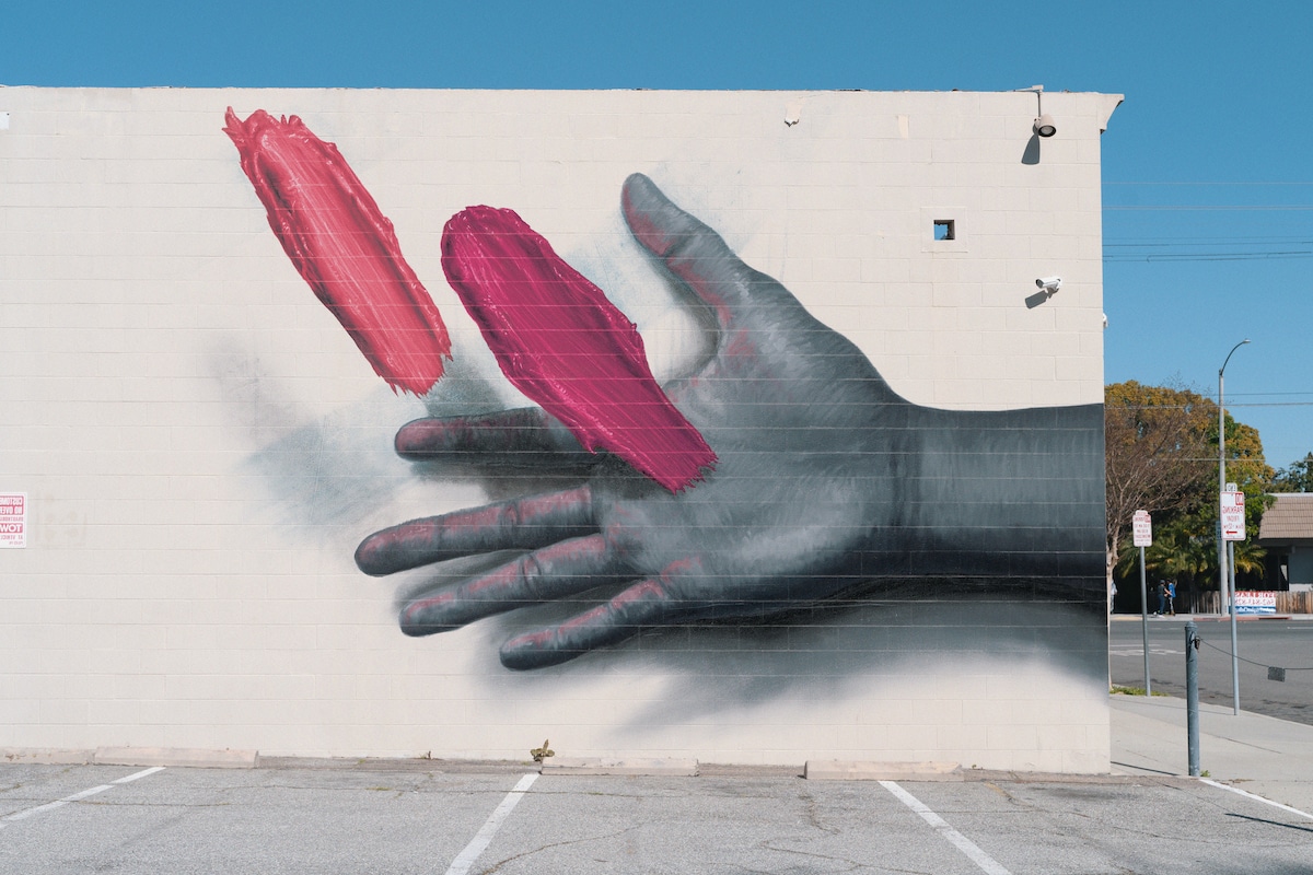 Mural de una mano con pintura de colores