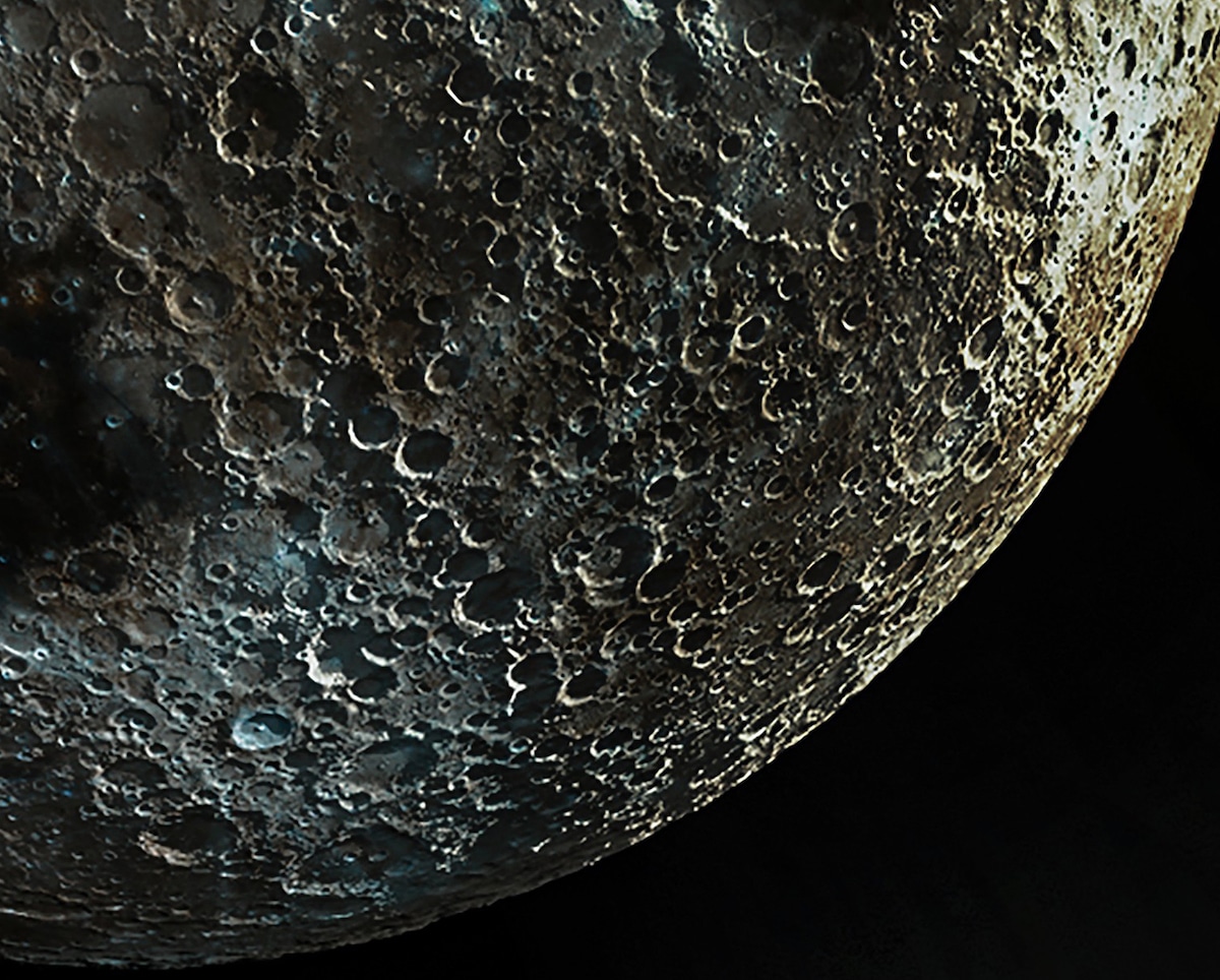 fotografia de la superficie lunar y crateres de la luna por Andrew McCarthy